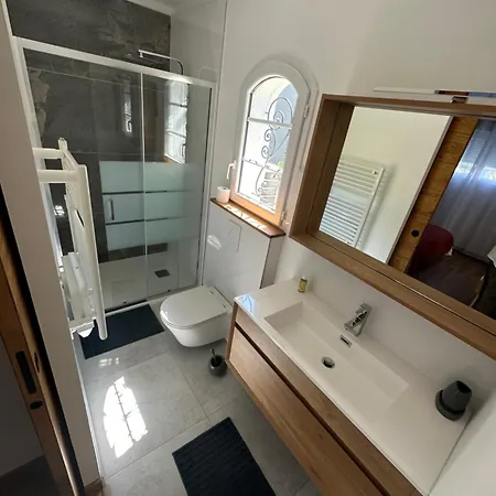 Le Pouticaire Lägenhet